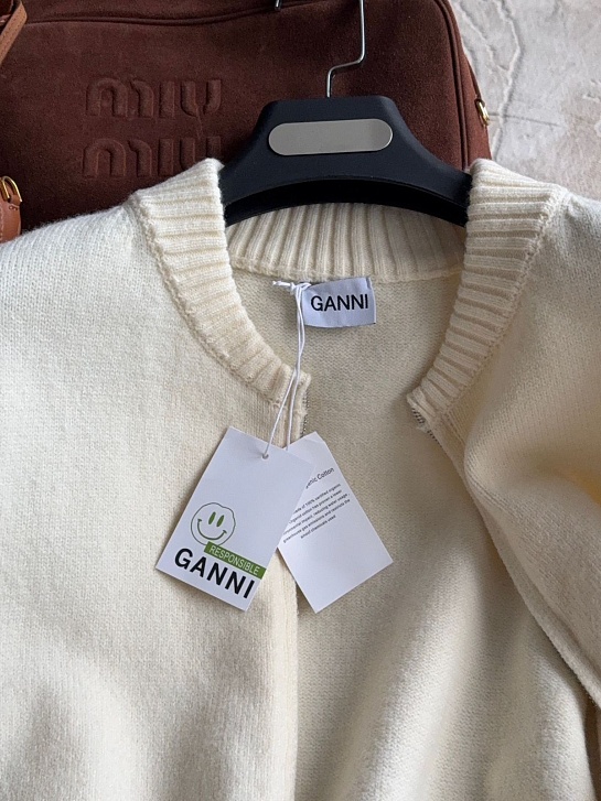 Женская кофта с шапкой Ganni бежевого цвета