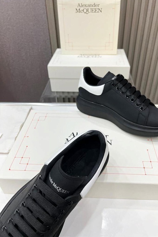 Кожаные кроссовки Alexander McQueen чёрного цвета