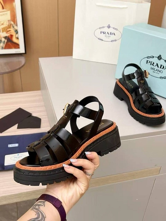 Женские кожаные сандалии Prada чёрного цвета