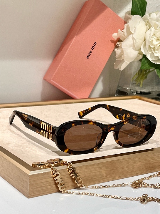 Женские солнцезащитные очки MIU MIU с леопардовой оправой