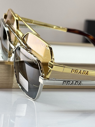 Солнцезащитные очки Prada    