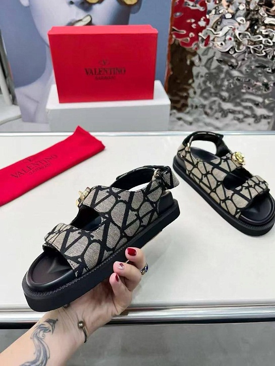 Женские кожаные сандалии Valentino Rockstud