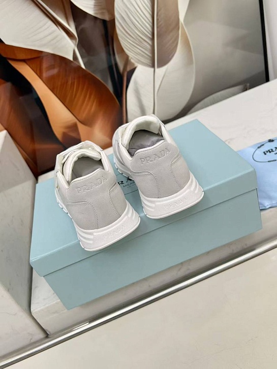 Женские комбинированные кроссовки Prada