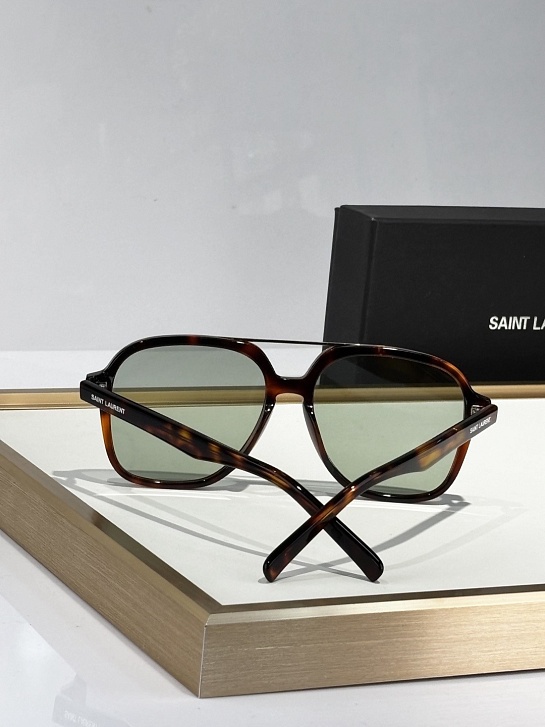 Солнцезащитные очки Yves Saint Laurent