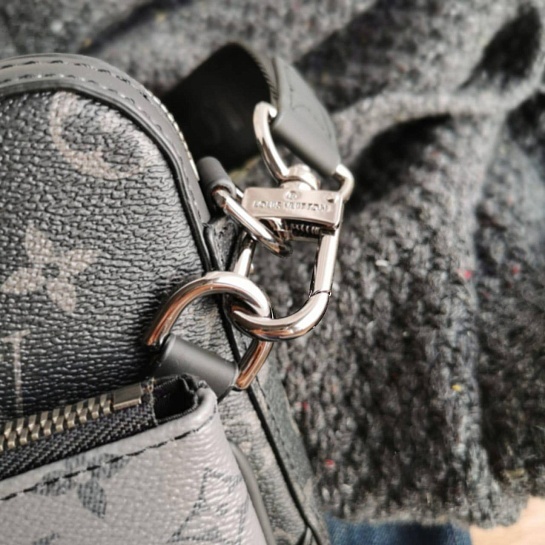 Кожаная сумка Louis Vuitton Trio Messenger Monogram Eclipse 24x18 см