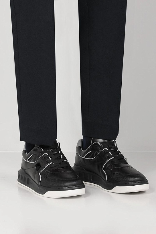 Мужские кожаные кроссовки Valentino чёрного цвета