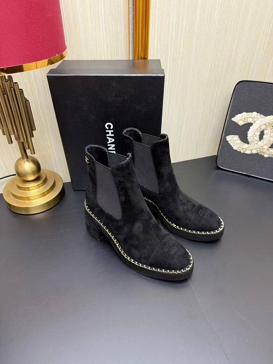 Женские замшевые сапоги Chanel
