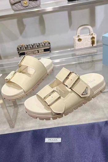 Женские кожаные сандалии Prada   