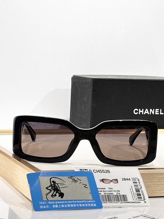 Солнцезащитные очки Chanel