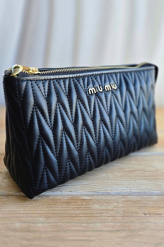 Кожаная чёрная сумка MIU MIU 24x20 см