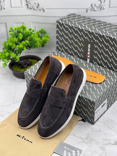 Замшевые лоферы Kiton коричневого цвета   