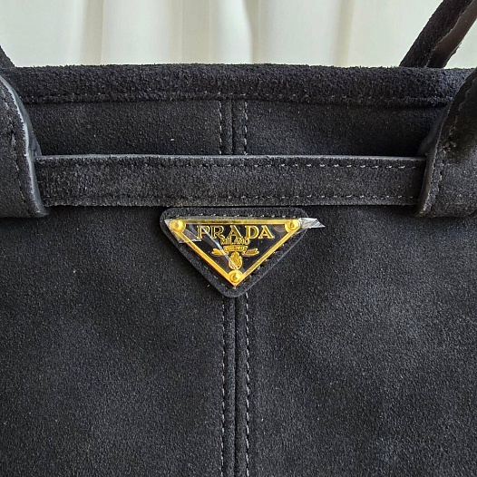 Замшевая чёрная сумка Prada 38x23 см   