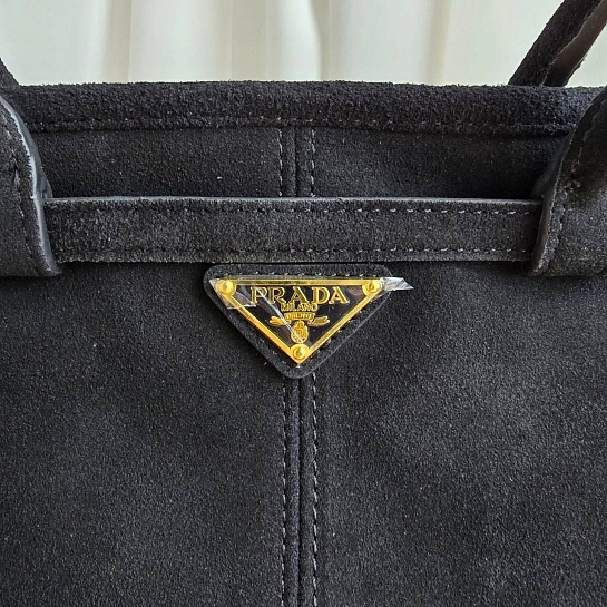Замшевая чёрная сумка Prada 38x23 см