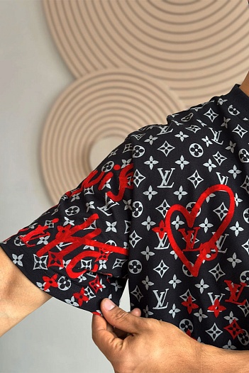 Чёрная оверсайз футболка Louis Vuitton Heart monogram all-over   