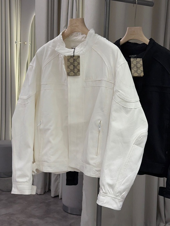 Женская куртка белого цвета Balenciaga