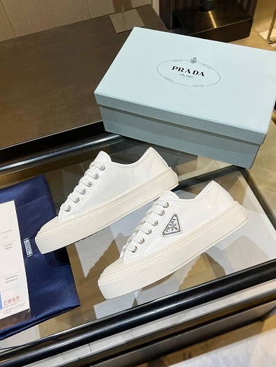 Женские кроссовки Prada белого цвета   