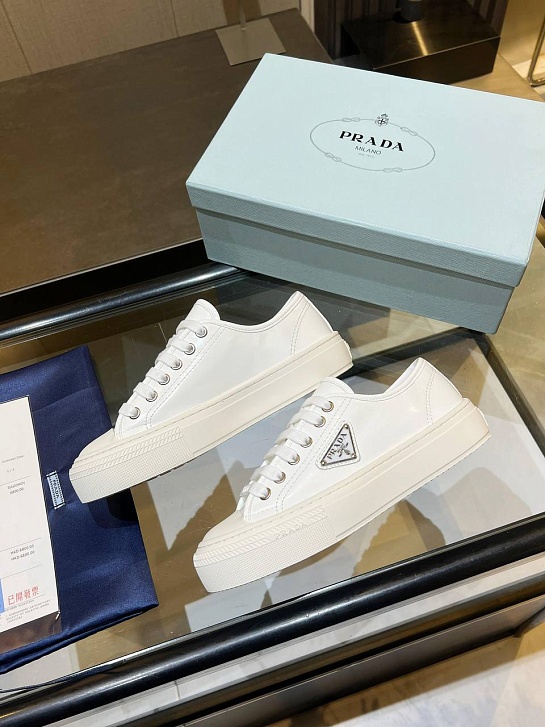 Женские кроссовки Prada белого цвета