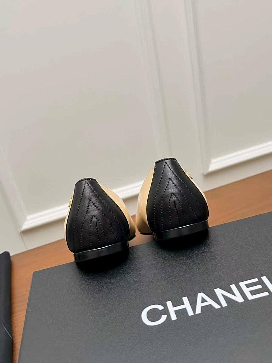 Женские кожаные балетки бежевого цвета Chanel premium