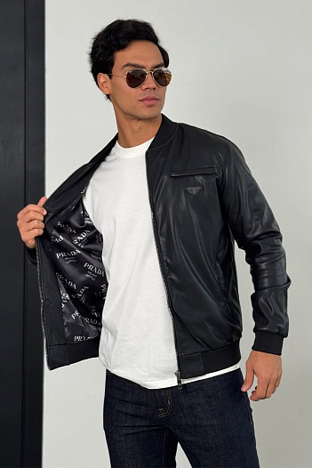 Кожаная куртка чёрного цвета Prada logo-plaque   