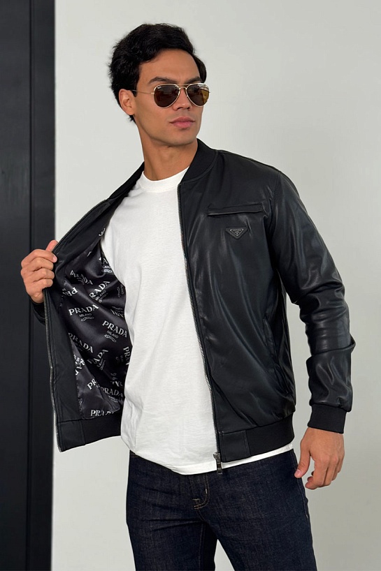 Кожаная куртка чёрного цвета Prada logo-plaque