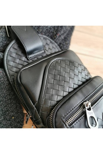Кожаная чёрная сумка Bottega Veneta 33x17 см   