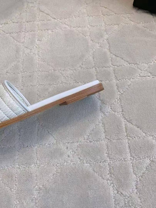 Женские шлёпанцы Prada белого цвета