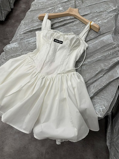 Белое женское платье MIU MIU   