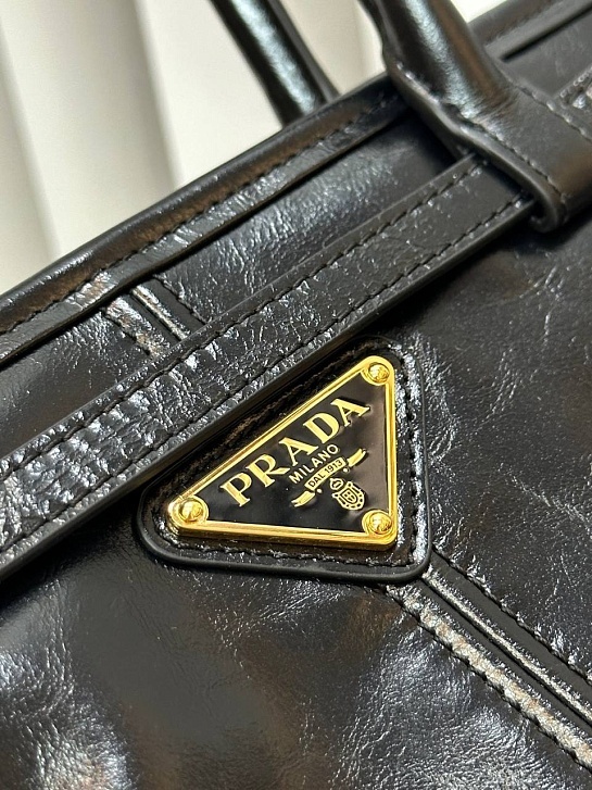 Кожаная чёрная сумка Prada Naplak Premium 32x15x11 см