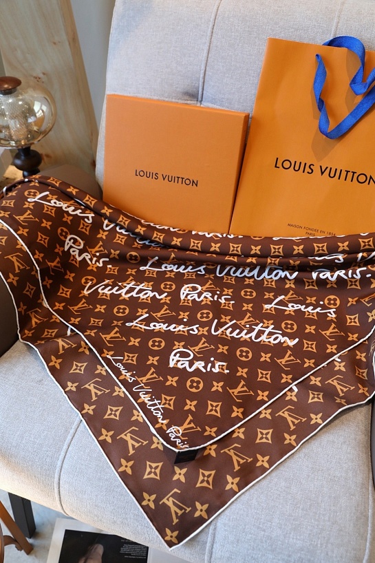 Платок Louis Vuitton LV Script Square premium 89x88 см