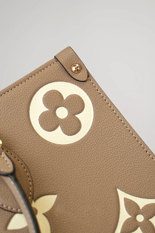 Кожаная Louis Vuitton Сумка Onthego GM 40x32 см - Beige