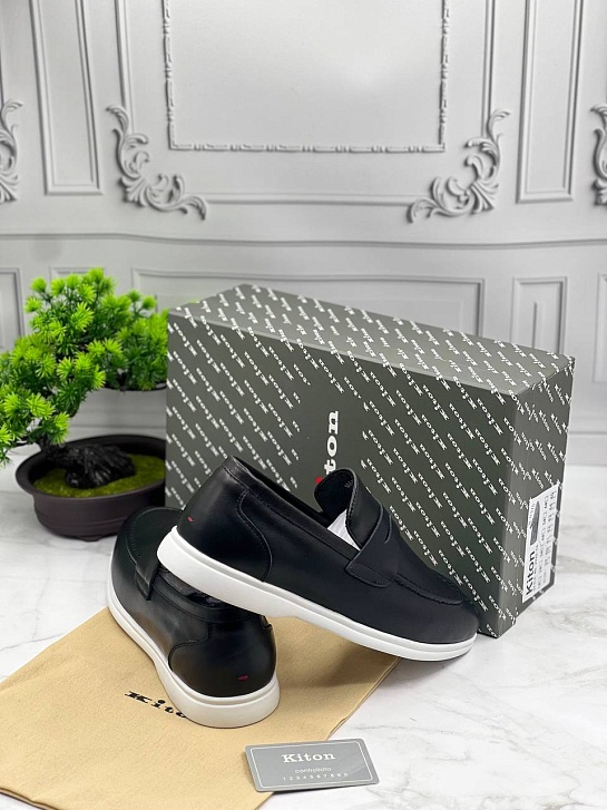 Кожаные лоферы Kiton чёрного цвета