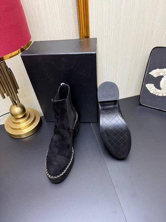 Женские замшевые сапоги Chanel