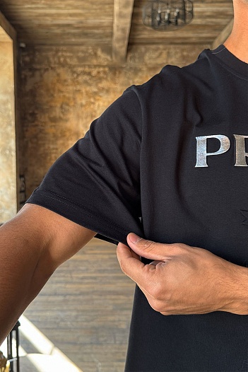 Чёрная оверсайз футболка Prada embossed logo   