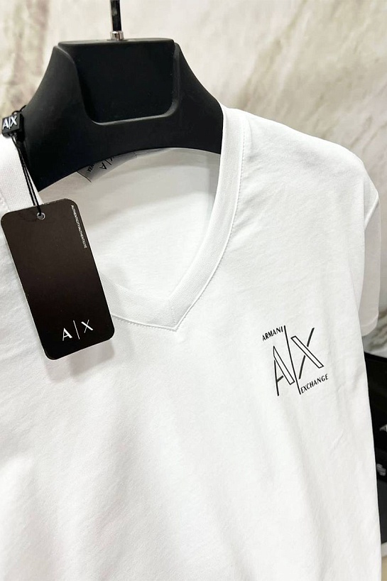 Футболка белого цвета Armani Exchange V-neck