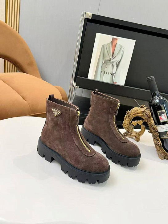 Женские замшевые сапоги Prada