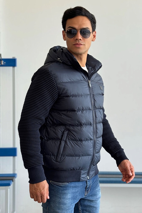 Тёмно-синяя куртка Hugo Boss с вязаными рукавами