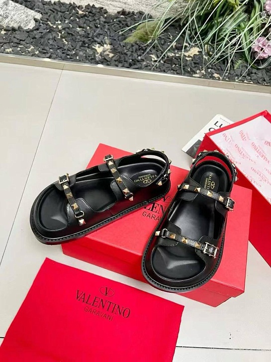 Женские кожаные сандалии Valentino Rockstud