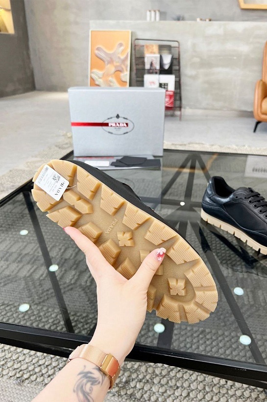 Кожаные кроссовки Prada logo-plaque - Black