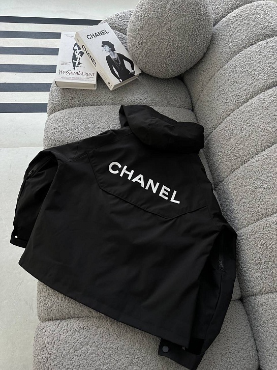 Женская куртка Chanel чёрного цвета