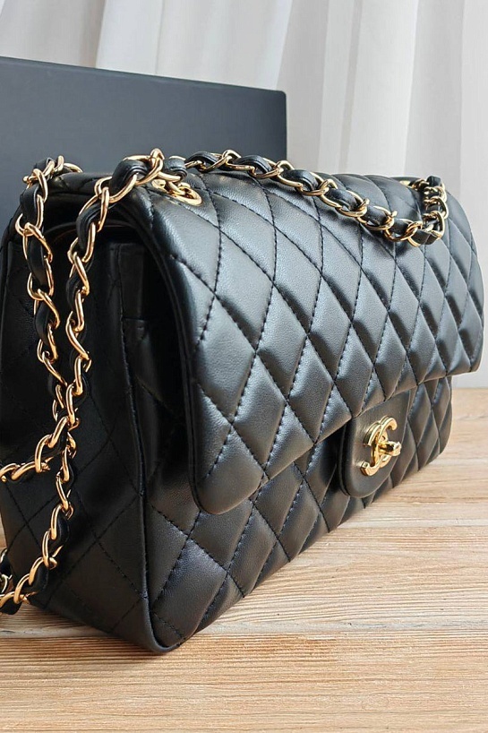 Кожаная чёрная сумка Chanel 30x18 см