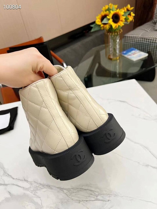 Женские кожаные ботинки Chanel бежевого цвета