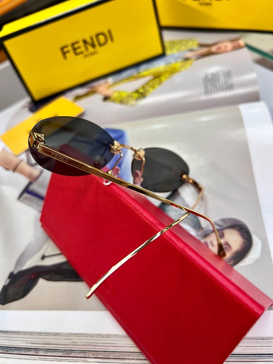 Чёрные солнцезащитные очки Fendi