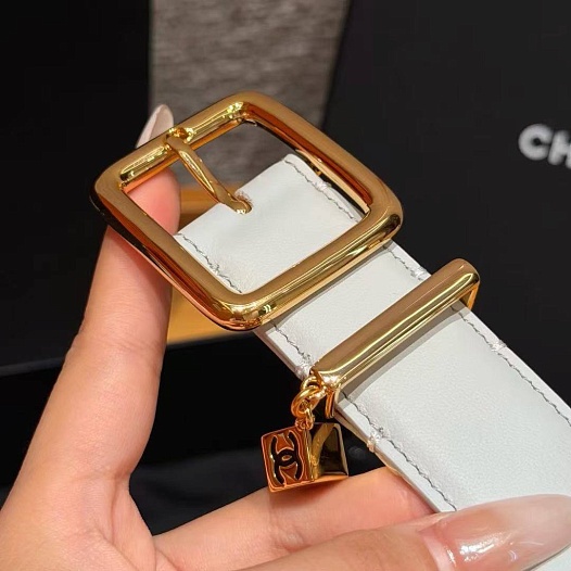 Кожаный ремень Chanel белого цвета   