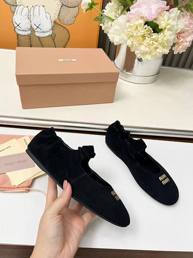 Женские замшевые балетки с круглым мысом MIU MIU   