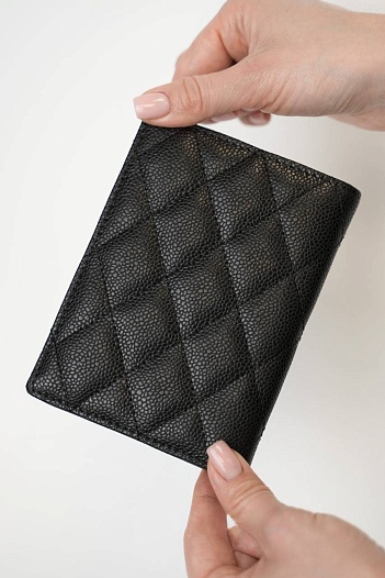 Кожаная обложка на паспорт Chanel quilted 14.5x10 см   