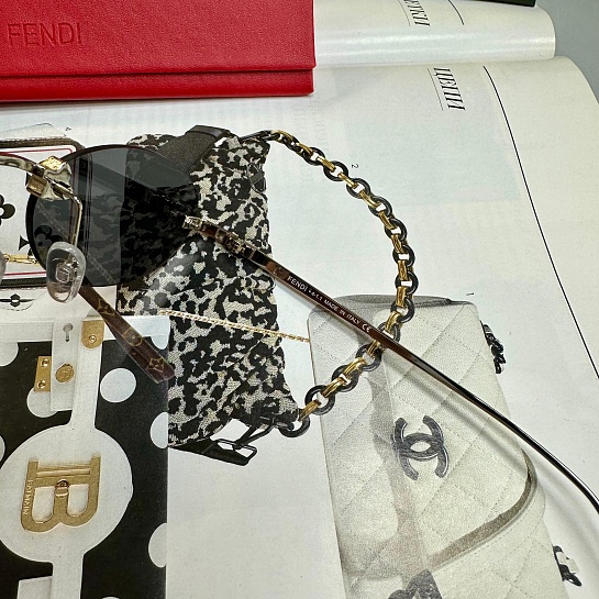 Чёрные солнцезащитные очки Fendi