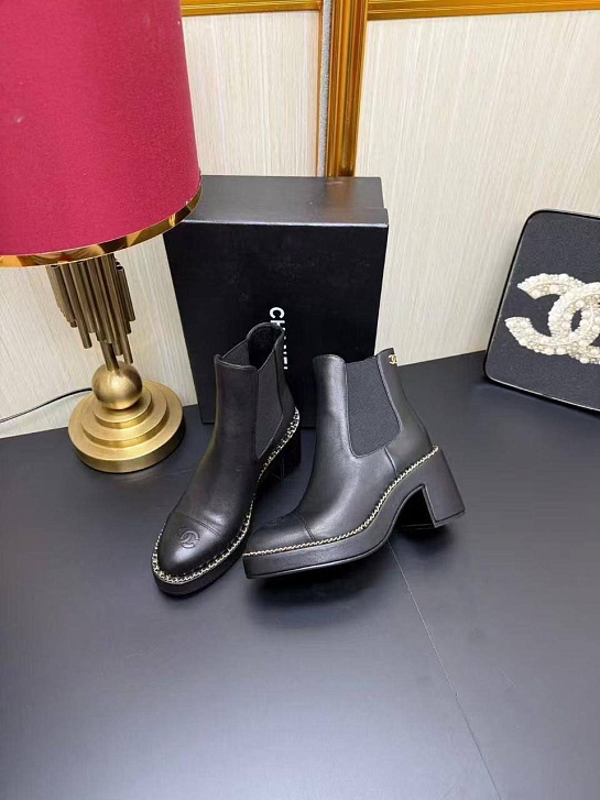 Женские кожаные сапоги Chanel