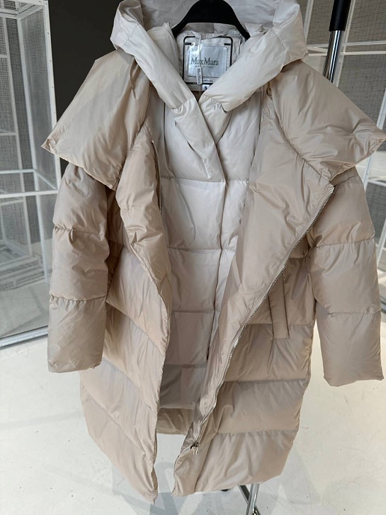 Женский бежевый пуховик Max Mara