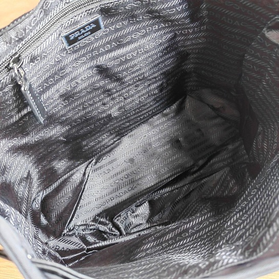 Чёрный нейлоновый рюкзак Prada 29x29 см