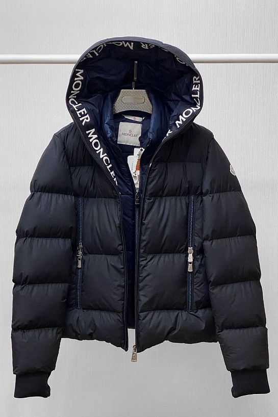 Утеплённый брендовый пуховик Moncler тёмно-синего цвета